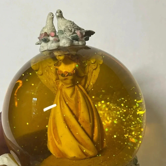 Sankyo vintage Musical snow globe featuring angels on the outside and inside. - Picture 14 of 16